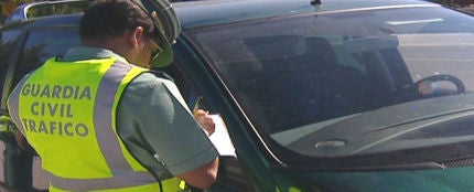 Un Guardia Civil multa a un conductor