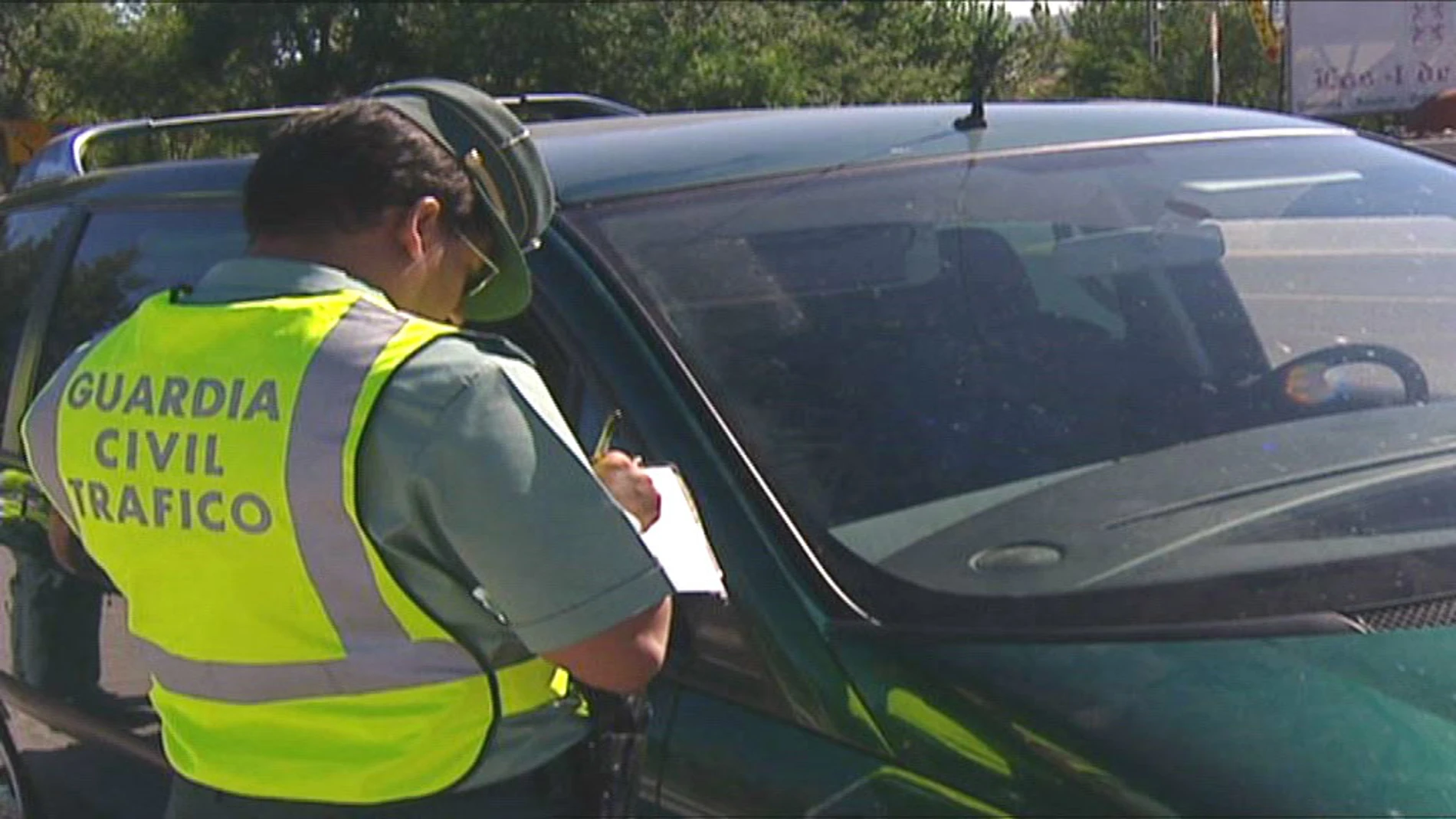 Un Guardia Civil multa a un conductor