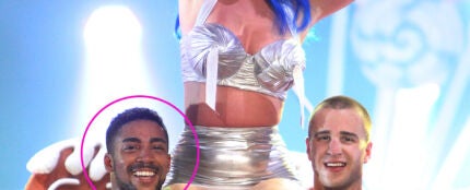 Katy Perry, divina a hombros de los bailarines