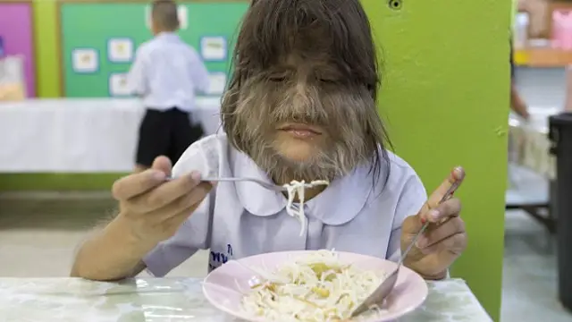 Supatra Sasuphan comiendo