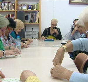 Ancianas jugando al bingo Ancianas jugando al bingo