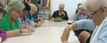 Ancianas jugando al bingo