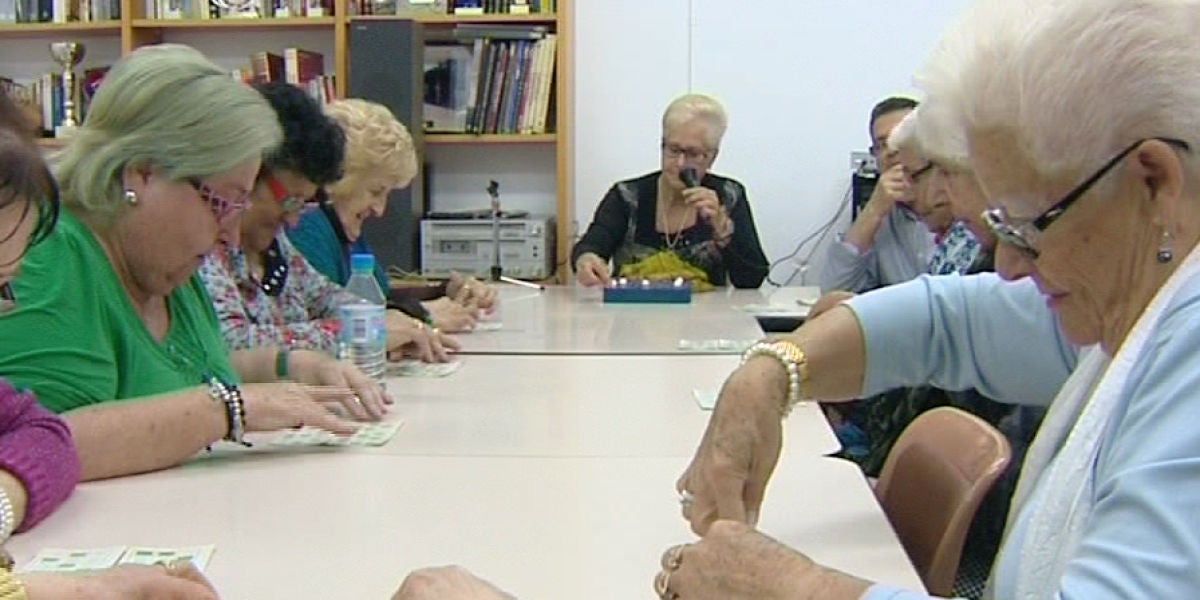Ancianas jugando al bingo