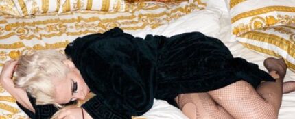 Una vanguardista en su art-decó cama Una vanguardista en su art-decó cama