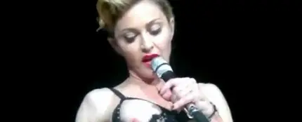 Madonna enseña un pecho en un concierto Madonna enseña un pecho en un concierto
