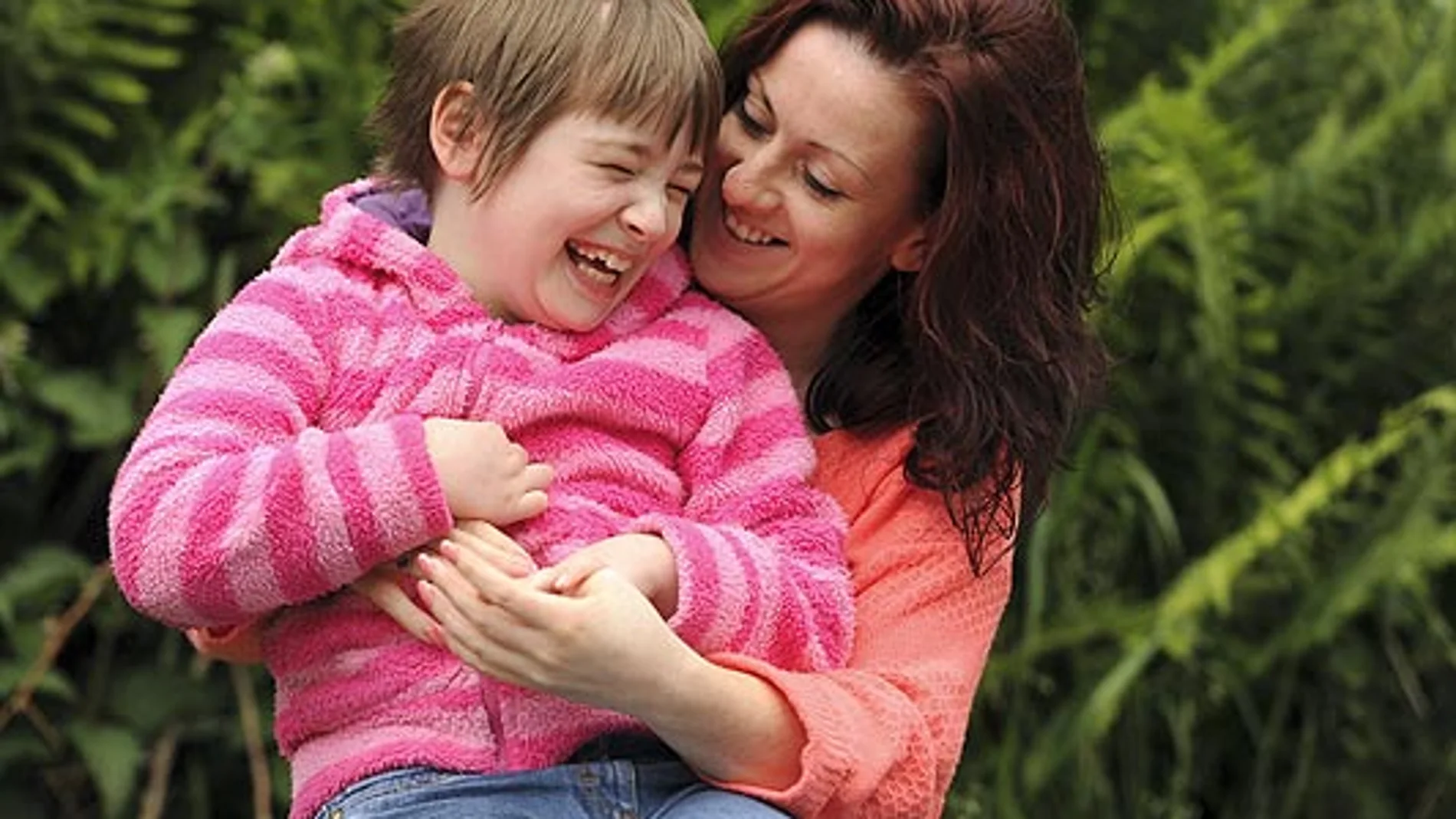 La pequeña Charlotte con su madre La pequeña Charlotte con su madre