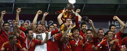Casillas levanta la copa al cielo de Kiev Casillas levanta la copa al cielo de Kiev
