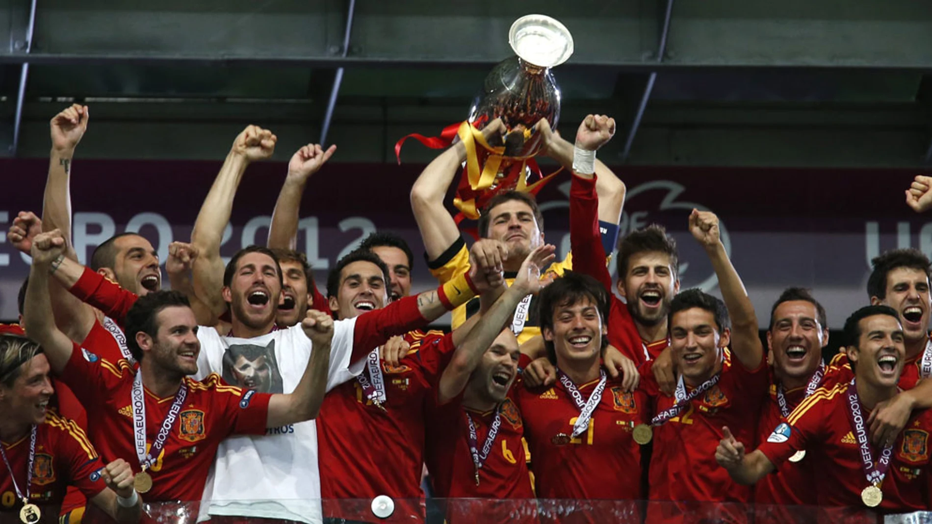 Casillas levanta la copa al cielo de Kiev Casillas levanta la copa al cielo de Kiev