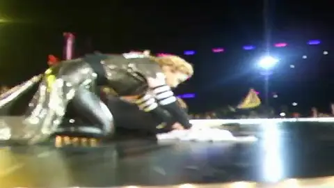 Madonna lo da todo limpiando el escenario Madonna lo da todo limpiando el escenario