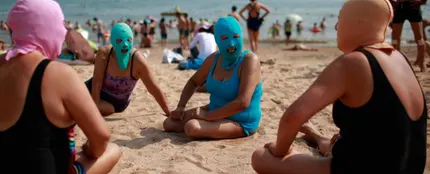 Un grupo de señoras con face-kini Un grupo de señoras con face-kini