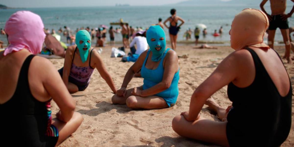 Un grupo de señoras con face-kini