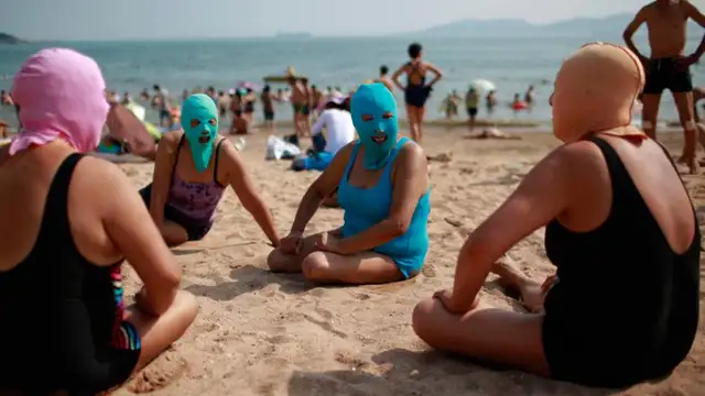 Un grupo de señoras con face-kini