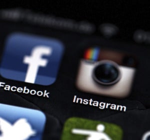 Logos de Facebook e Instagram en un teléfono Iphone Logos de Facebook e Instagram en un teléfono Iphone