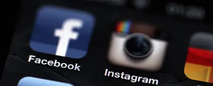 Logos de Facebook e Instagram en un teléfono Iphone Logos de Facebook e Instagram en un teléfono Iphone