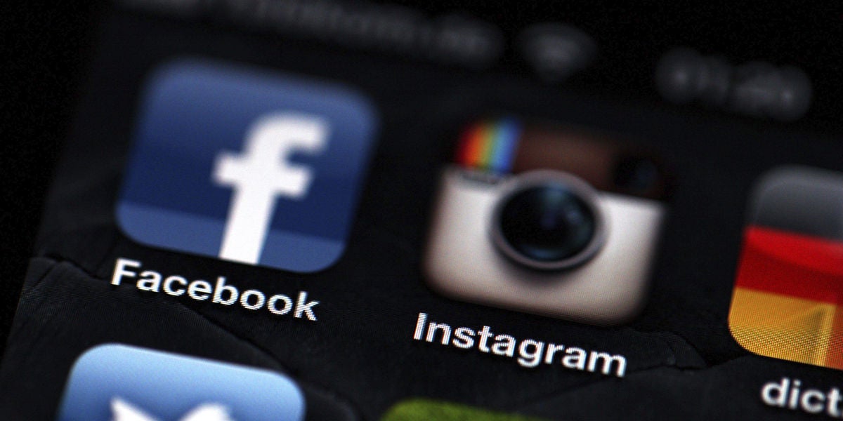 Logos de Facebook e Instagram en un teléfono Iphone