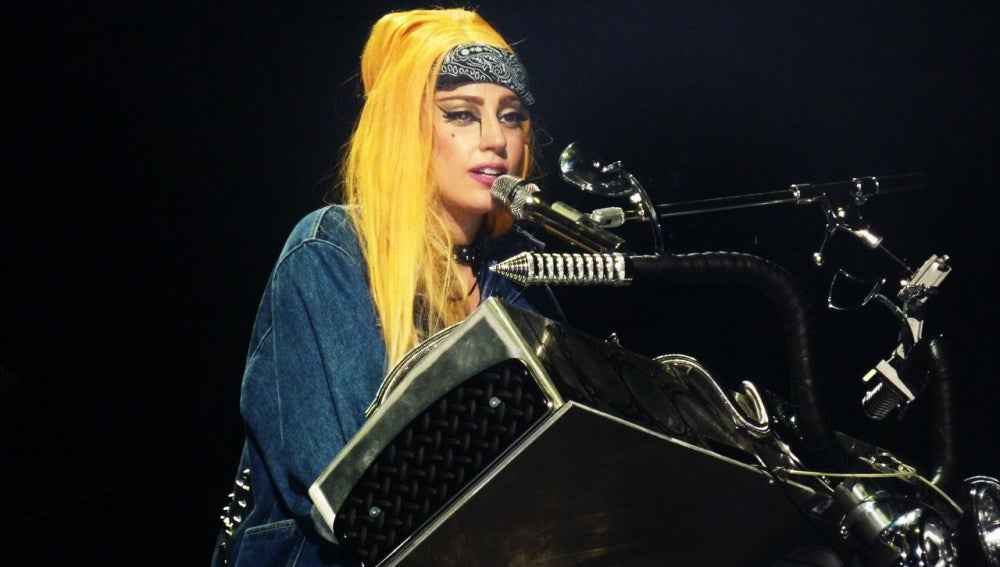 Lady Gaga durante un concierto de la gira