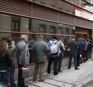 Cola en el exterior de una oficina del INEM en Madrid. Cola en el exterior de una oficina del INEM en Madrid.