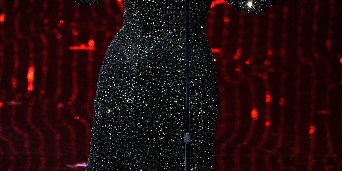 La cantante Adele interpretando una canción