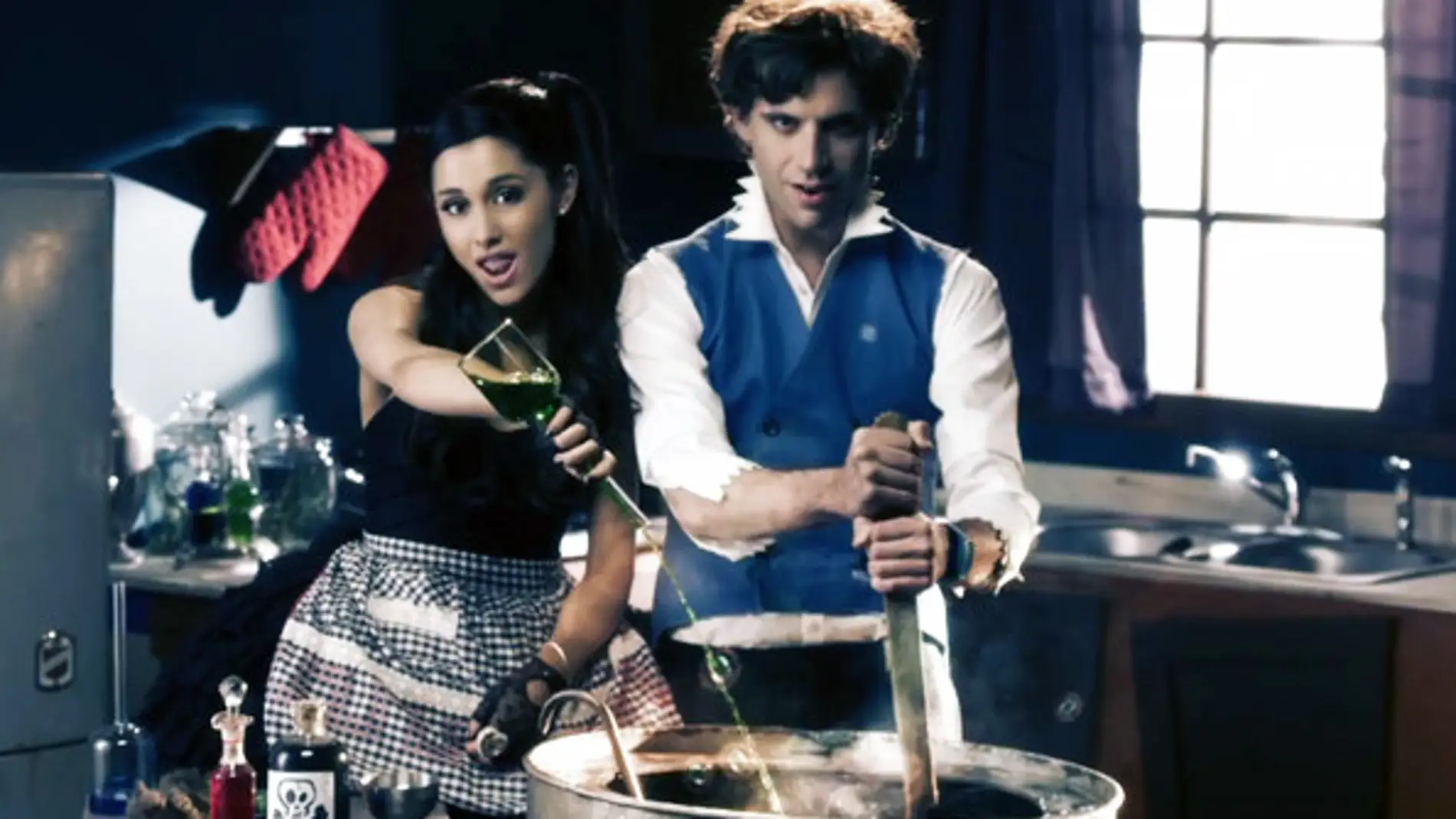 Ariana Grande con Mika en 'Popular song' Ariana Grande con Mika en 'Popular song'