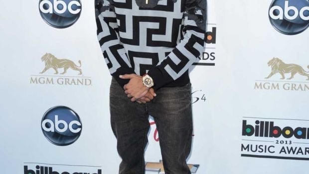 Chris Brown, muy seriote con vaqueros y sudadera