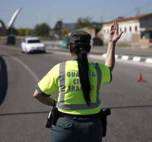 Una agente de la Guardia Civil de Tráfico para un vehículo Una agente de la Guardia Civil de Tráfico para un vehículo