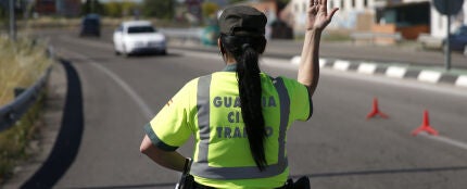 Una agente de la Guardia Civil de Tráfico para un vehículo