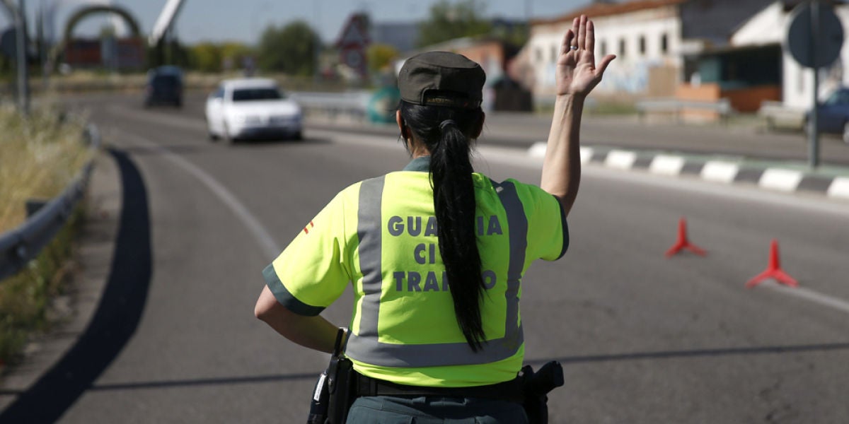 Una agente de la Guardia Civil de Tráfico para un vehículo