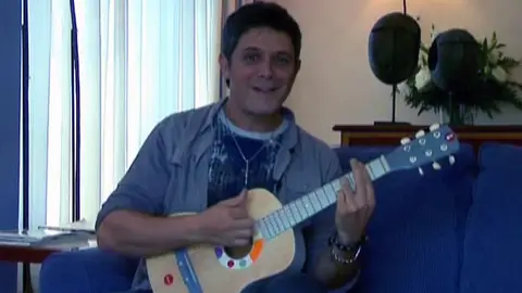 Alejandro Sanz en la campaña de 'Save the children' Alejandro Sanz en la campaña de 'Save the children'