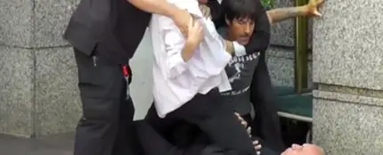 Anthony Kiedis se pelea con un guardaespaldas de los Rolling Stones a la entrada de un hotel Anthony Kiedis se pelea con un guardaespaldas de los Rolling Stones a la entrada de un hotel