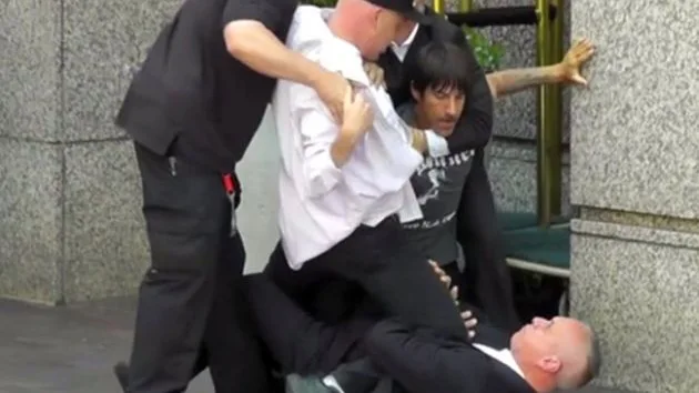 Anthony Kiedis se pelea con un guardaespaldas de los Rolling Stones a la entrada de un hotel