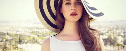 Lana del Rey con un pamelón de rayas Lana del Rey con un pamelón de rayas