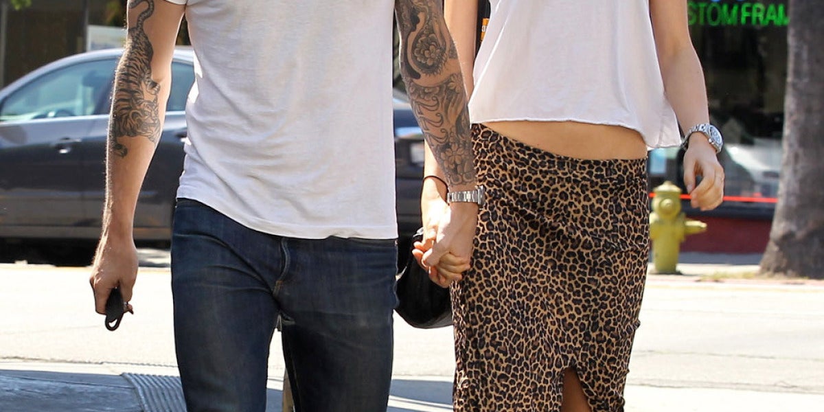 Adam Levine junto a su prometida Behati Prinsloo