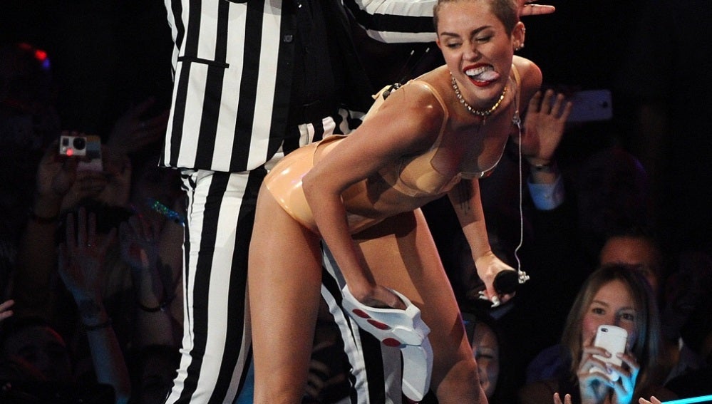 Miley Cyrus dándolo todo en el escenario junto a Robin Thicke