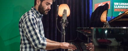 Jos&eacute; de Supersubmarina tocando el piano