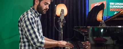 José de Supersubmarina tocando el piano José de Supersubmarina tocando el piano