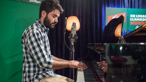 Jos&eacute; de Supersubmarina tocando el piano