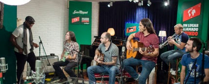 Los Coronas cantan en Un lugar llamado mundo