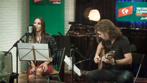 India Mart&iacute;nez cantando