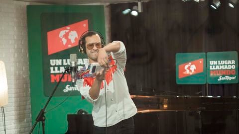 Meneo Dj toca su Game Boy en ULMM