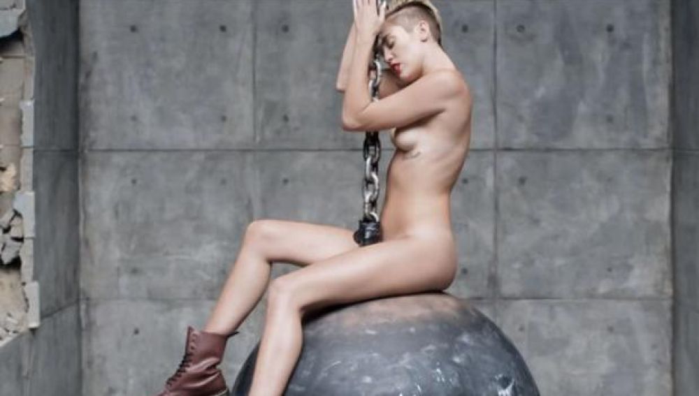 Miley desnuda sobre su particular 'Wrecking ball'