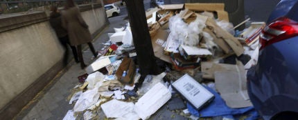 La basura se amontona en esta calle de Madrid