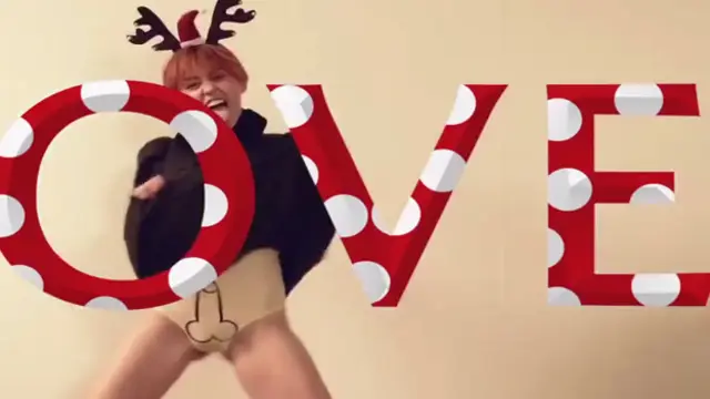 Miley felicita la navidad con un 'paquete' entre sus piernas