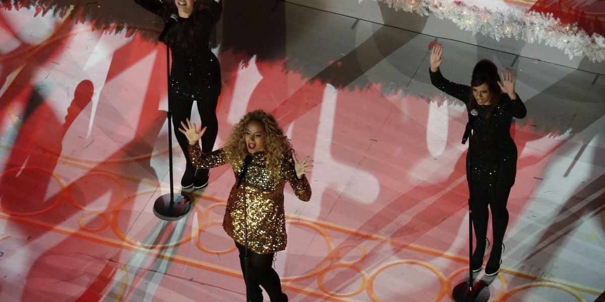 Leona Lewis durante el encendido del tradicional árbol de Navidad en Nueva York