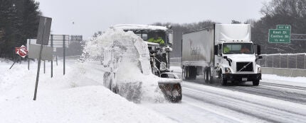 Una quitanieves despeja una carretera del este de EEUU Una quitanieves despeja una carretera del este de EEUU