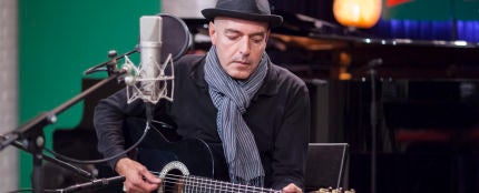Antonio Arias canta La sole&aacute; de la ciencia