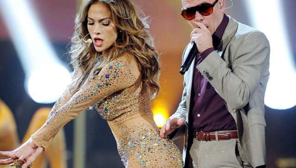 Jennifer López junto a Pitbull en una actuación