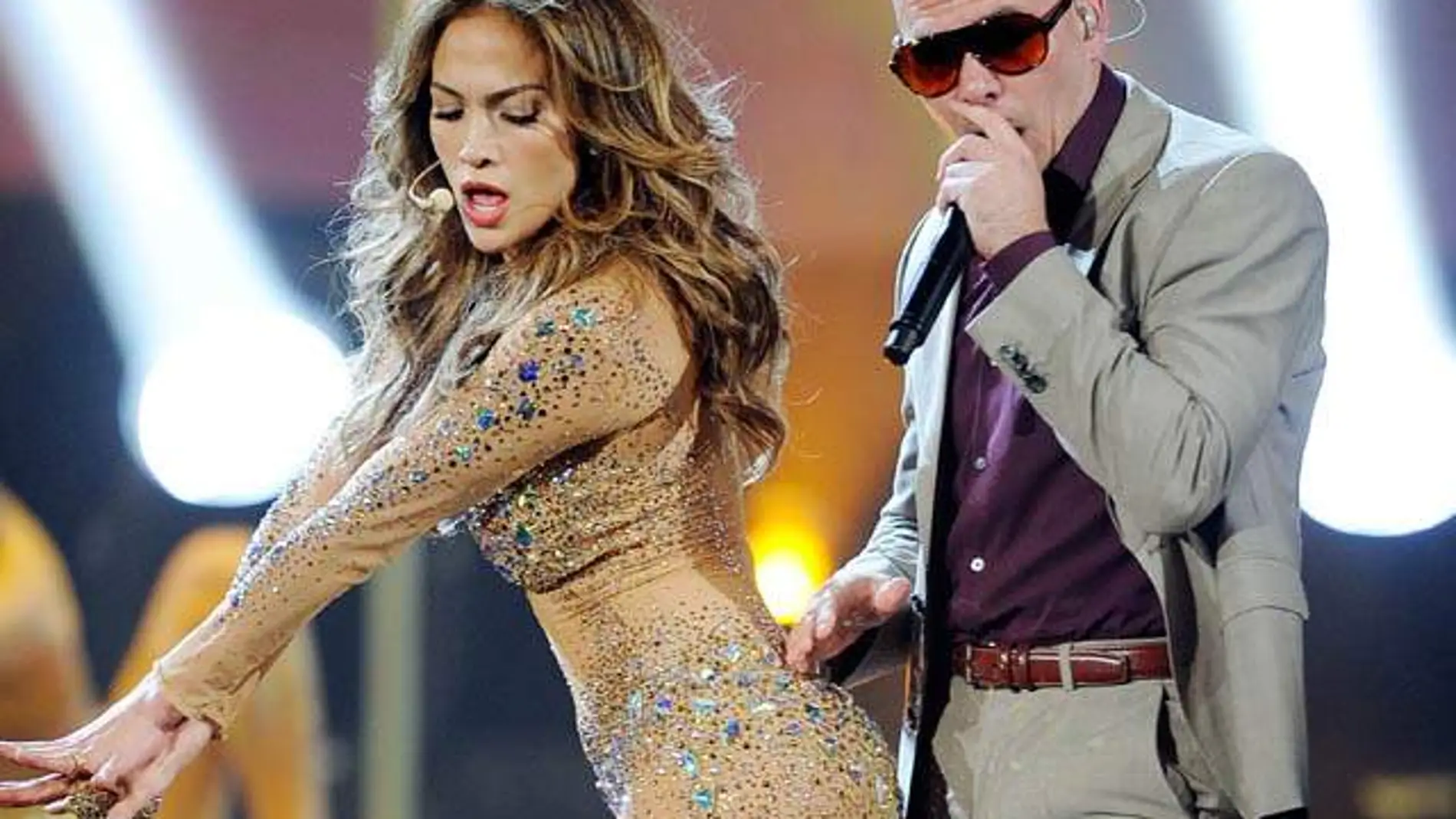 Jennifer López junto a Pitbull en una actuación