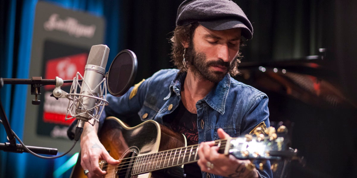 Leiva tocando la guitarra en ULLM