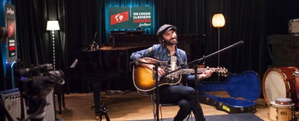 Leiva interpreta Afuera en la ciudad