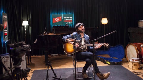 Leiva interpreta Afuera en la ciudad